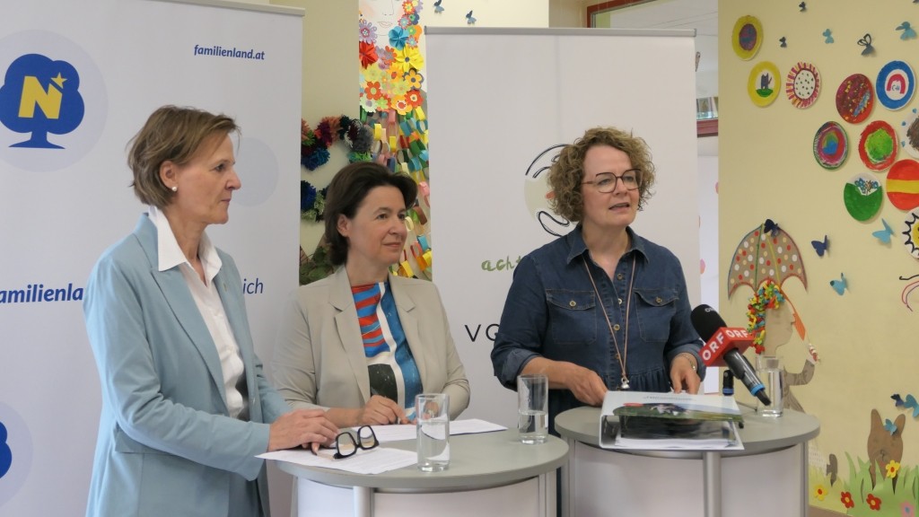 (v.l.n.r.): Barbara Kainz, Bürgermeisterin der Stadtgemeinde Pöchlarn, Barbara Trettler, Geschäftsführerin der Familienland Niederösterreich GmbH und Familien-Landesrätin Christiane Teschl-Hofmeister bei der Pressekonferenz in der VS Pöchlarn (Foto: Thomas Resch)