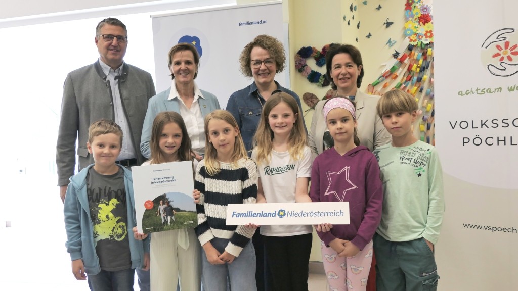 (v.l.n.r.): Bernhard Kerndler, Bürgermeister der Marktgemeinde Krummnußbaum, Barbara Kainz, Bürgermeisterin der Stadtgemeinde Pöchlarn, Familien-Landesrätin Christiane Teschl-Hofmeister sowie Barbara Trettler, Geschäftsführerin der Familienland Niederösterreich GmbH, gemeinsam mit den Kindern Maximilian, Mila, Valerie, Gloria, Johanna und Niklas (Foto: Thomas Resch)