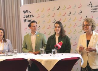 Jugendreferenten der Bundesländer tagten in St. Pölten (v.l.n.r.): Tirols Landesrätin Astrid Mair, Moritz Mittermann, Anna Schwabegger (beide Vorstand der Bundesjugendvertretung) und Jugend-Landesrätin Christiane Teschl-Hofmeister bei der Pressekonferenz in St. Pölten (Foto: Thomas Resch)