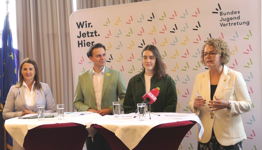 (v.l.n.r.): Tirols Landesrätin Astrid Mair, Moritz Mittermann, Anna Schwabegger (beide Vorstand der Bundesjugendvertretung) und Jugend-Landesrätin Christiane Teschl-Hofmeister bei der Pressekonferenz in St. Pölten (Foto: Thomas Resch)