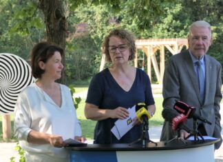 Wiener Neustadt: Neuer Spielplatz für die Waldschule eröffnet (v.l.n.r.): Barbara Trettler, Geschäftsführerin der Familienland Niederösterreich GmbH, Landesrätin Christiane Teschl-Hofmeister und Bürgermeister Klaus Schneeberger bei der Pressekonferenz am neuen Spielplatz der Waldschule Wiener Neustadt (Foto: Thomas Resch)