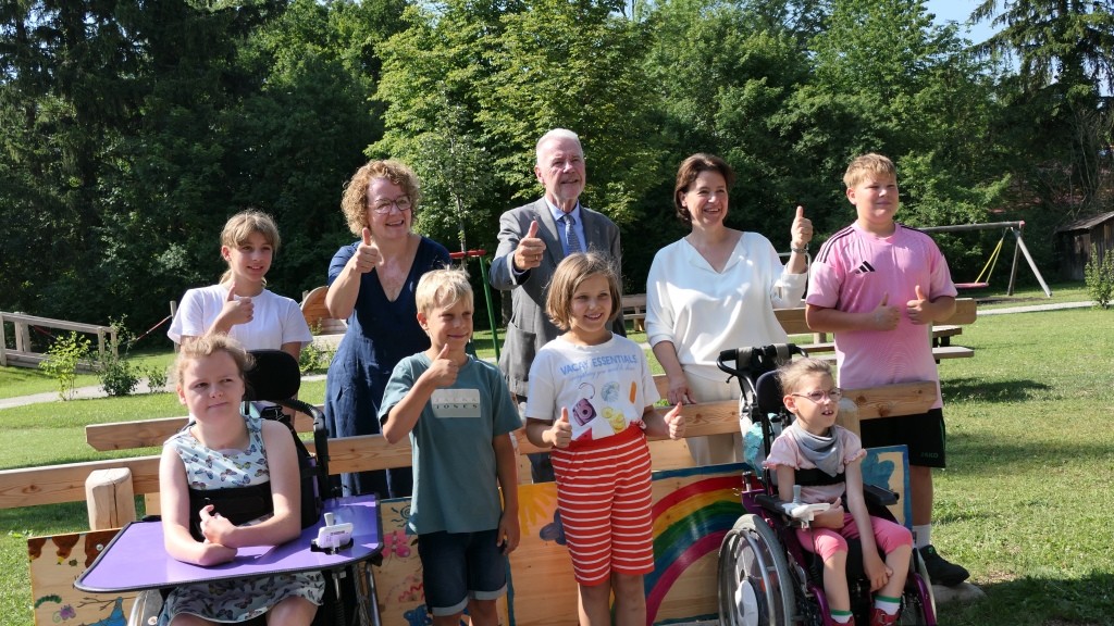 Familien-Landesrätin Christiane Teschl-Hofmeister, Wiener Neustadts Bürgermeister Klaus Schneeberger und Barbara Trettler, Geschäftsführerin der Familienland Niederösterreich GmbH freuen sich mit den Kindern Sigrid, Iliana, Maximilian, Nora, Rosalie und Julian über den neuen Spielplatz in der Waldschule Wiener Neustadt (Foto: Thomas Resch)