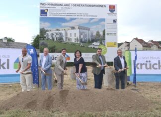 Kematen/Ybbs: Spatenstich für neues Generationenwohnen Spatenstich für Generationenwohnen in Kematen an der Ybbs mit Arch. DI Jürgen Fuchsbeger, August Weilharter (Öko-Dorf), Ing. Hannes Kaiser (GF NÖSW), Bürgermeisterin Juliana Günther, LAbg. Mario Wührer (ÖVP) und Gottfried Andorfer (Krückl Bau) beim Spatenstich in Kematen an der Ybbs (Foto: Thomas Resch)