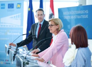 KI-Strategie für Niederösterreich präsentiert Landeshauptfrau Johanna Mikl-Leitner, Michael Bartz (IMC Krems) und Carina Zehetmaier (KI-Beiratsmitglied) bei der Präsentation der neuen KI-Strategie des Landes Niederösterreich (Foto: NLK Pfeiffer)