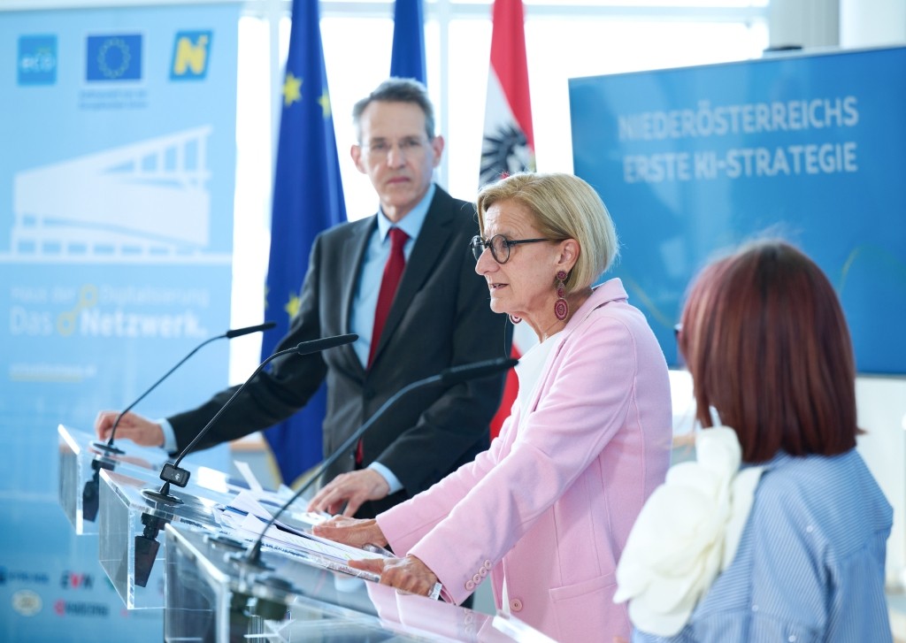 Landeshauptfrau Johanna Mikl-Leitner, Michael Bartz (IMC Krems) und Carina Zehetmaier (KI-Beiratsmitglied) bei der Präsentation der neuen KI-Strategie des Landes Niederösterreich (Foto: NLK Pfeiffer)