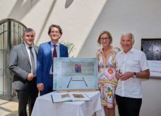 Scheibbs: 100 Jahre Stadterhebung gefeiert Beim Jubiläum „100 Jahre Stadterhebung Scheibbs“ (v.l.n.r.): Landtagsabgeordneter Anton Erber, Bürgermeister David Pöcksteiner, Landeshauptfrau Johanna Mikl-Leitner und Stadtarchivar Johann Schagerl (Foto: NLK Pfeiffer)