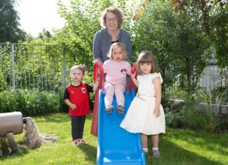 NÖ Betreuungsoffensive: „Besonderer Meilenstein erreicht“ Familien-Landesrätin Christiane Teschl-Hofmeister mit den Kindern Paula, Florentina und Leonie (Foto: NLK Filzwieser)