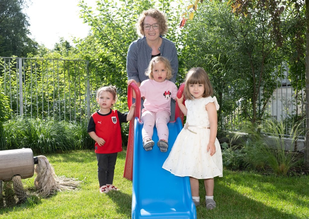 Familien-Landesrätin Christiane Teschl-Hofmeister mit den Kindern Paula, Florentina und Leonie (Foto: NLK Filzwieser)