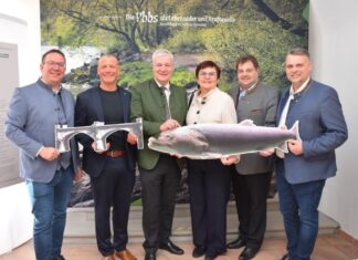 Schloss Ulmerfeld: Neue Ausstellung und Ausbau der Infrastruktur (v.l.n.r.): Bgm. Christian Haberhauer, LAbg. Dominic Hörlezeder, LR Anton Kasser, Obfrau LEADER-Region Moststraße Bgm. Michaela Hinterholzer, LAbg. Mario Wührer und LAbg. Lukas Michlmayr