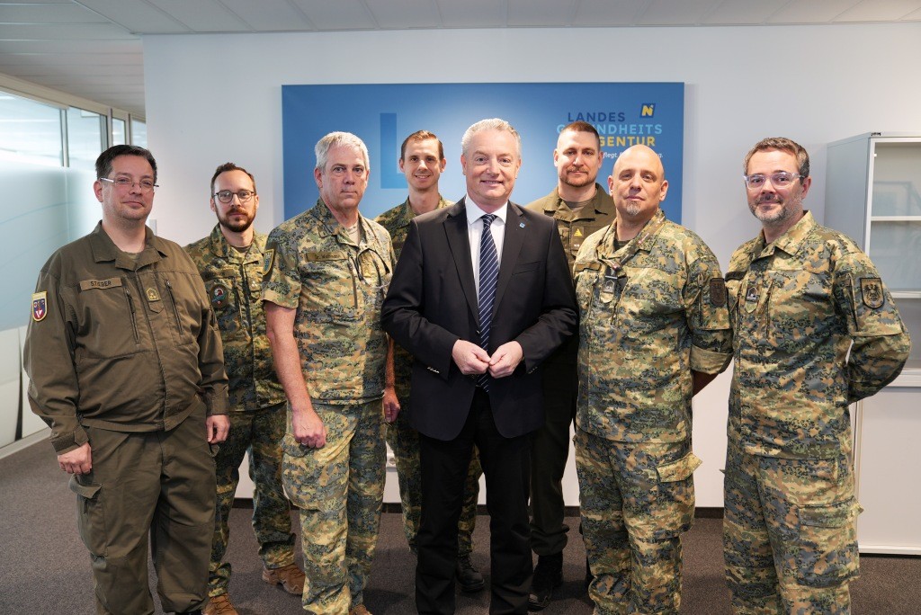Vorstand Gerhard Dafert mit Mitarbeitern der NÖ LGA, die Milizangehörige sind. (v.l.n.r.): Hartmut Stieber, Manuel Ratzinger, Serge Weinmann, Josef Ohnesorg, Gerhard Dafert, Florian Kampl, Jörg Ney und Matthias Hofer (Foto: NÖ LGA)