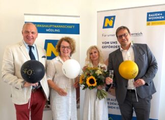40 Jahre wohnortnahe Beratung der NÖ Wohnungsförderung (v.l.n.r.): Bezirkshauptmann Philipp Enzinger, Wohnbau-Landesrätin Christiane Teschl-Hofmeister, Sachbearbeiterin Elisabeth Tischler und Abteilungsleiter Peter Neurauter