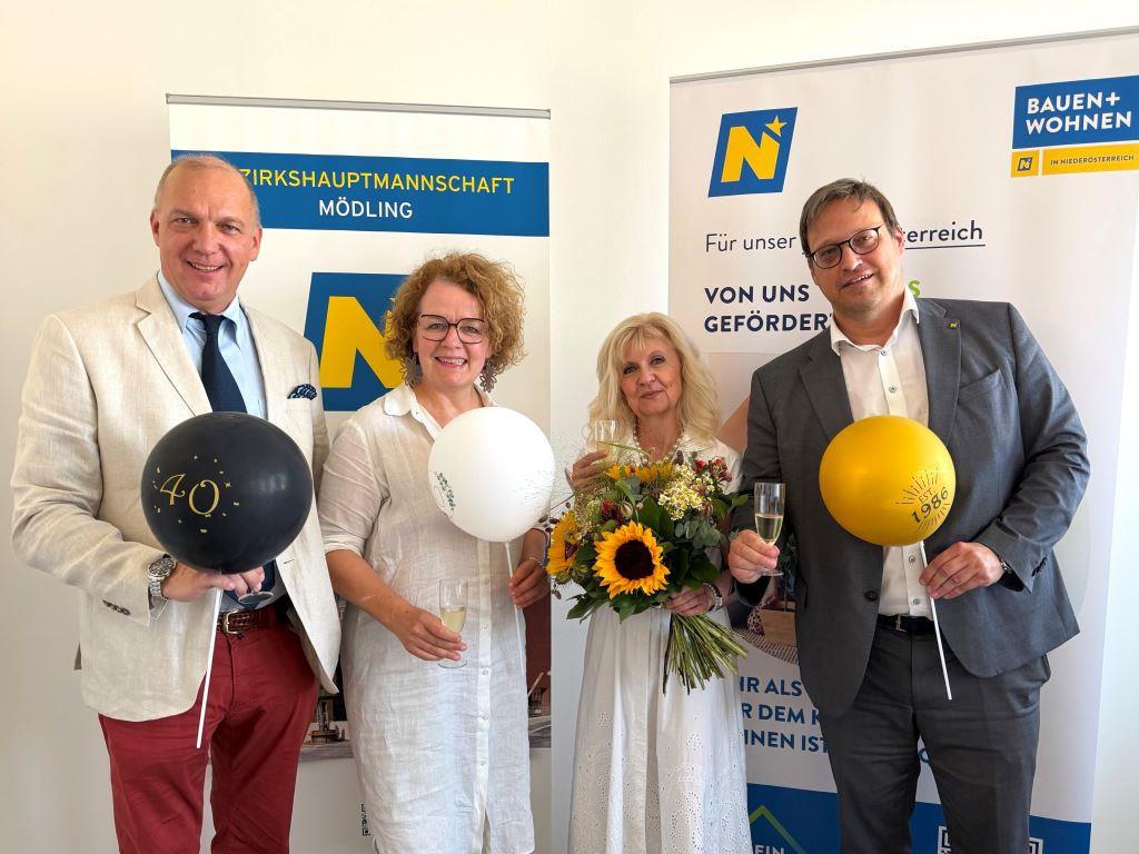 (v.l.n.r.): Bezirkshauptmann Philipp Enzinger, Wohnbau-Landesrätin Christiane Teschl-Hofmeister, Sachbearbeiterin Elisabeth Tischler und Abteilungsleiter Peter Neurauter