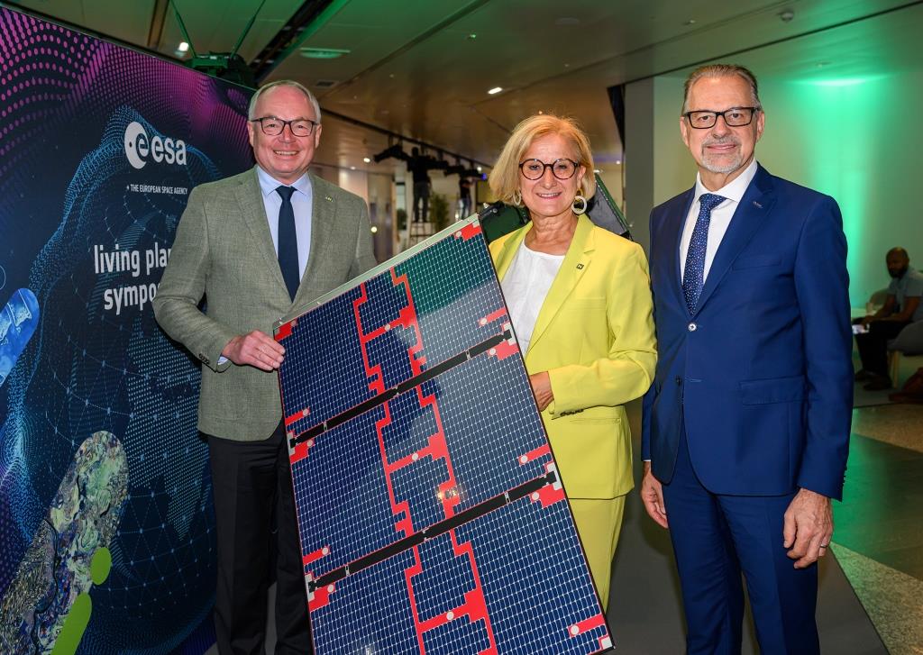 (v.l.n.r.): LH-Stv. Stephan Pernkopf, LH Johann Mikl-Leitner und ESA-Generaldirektor Josef Aschbacher
