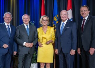 Niederösterreich feiert „40 Jahre Landeshauptstadt“ (v.l.n.r.): Landtagspräsident Karl Wilfing, Landeshauptmann a. D. Erwin Pröll, Landeshauptfrau Johanna Mikl-Leitner, Bundeskanzler Christian Stocker und der St. Pöltner Bürgermeister Matthias Stadler beim Festakt zu „40 Jahre Landeshauptstadt St. Pölten“ (Foto: NLK Filzwieser)