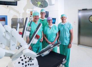Ab August: OP-Roboter im Landesklinikum Mistelbach-Gänserndorf im Einsatz (v.l.n.r.): Landesrat Anton Kasser, Ärztlicher Direktor Prim. Dr. Ronald Zwrtek, MBA, MAS, Pflegerische Bereichsleitung DGKP Tatjana Masa-Charvat, MSc, MBA und Prim. Priv.-Doz. Dr. Florian Wimpissinger, FEBU, MBA