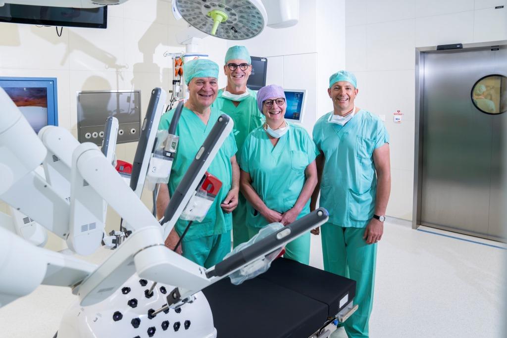 (v.l.n.r.): Landesrat Anton Kasser, Ärztlicher Direktor Prim. Dr. Ronald Zwrtek, MBA, MAS, Pflegerische Bereichsleitung DGKP Tatjana Masa-Charvat, MSc, MBA und Prim. Priv.-Doz. Dr. Florian Wimpissinger, FEBU, MBA