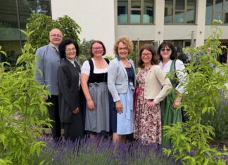 Fachschule Gießhübl: 60 Jahre Ausbildung zur Dorfhelferin (v.l.n.r.): Direktor Thomas Krenn, Martina Krondorfer, Monika Schadenhofer (beide Abteilung Landwirtschaftsförderung), Bildungs-Landesrätin Christiane Teschl-Hofmeister, Eva Eichinger Kollermann (Leiterin der Abteilung Landwirtschaftsförderung) und Abteilungsvorständin Gerlinde Grossmann (Foto: Pressler)