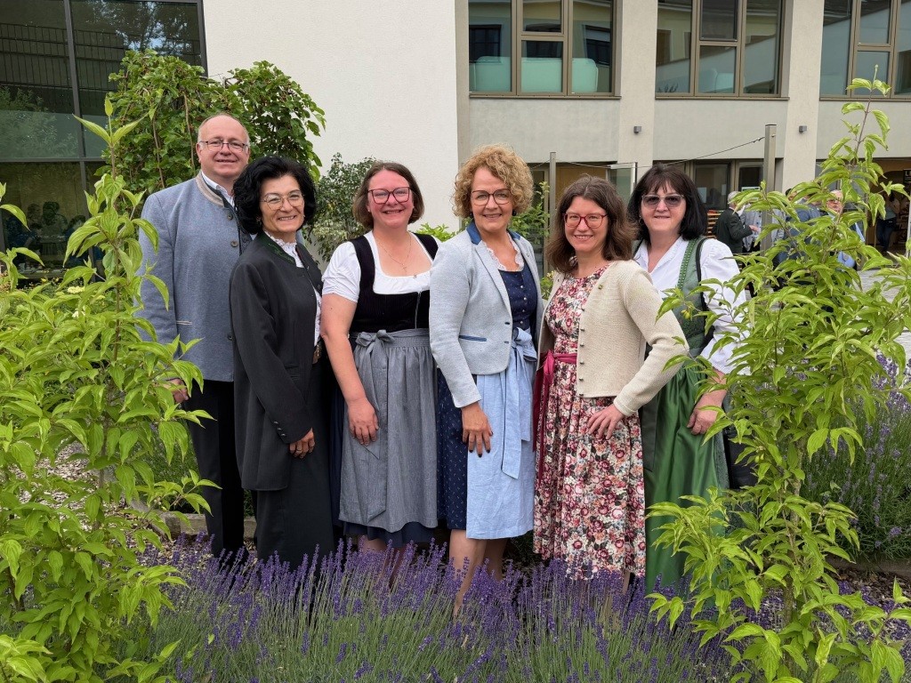 (v.l.n.r.): Direktor Thomas Krenn, Martina Krondorfer, Monika Schadenhofer (beide Abteilung Landwirtschaftsförderung), Bildungs-Landesrätin Christiane Teschl-Hofmeister, Eva Eichinger Kollermann (Leiterin der Abteilung Landwirtschaftsförderung) und Abteilungsvorständin Gerlinde Grossmann (Foto: Pressler)