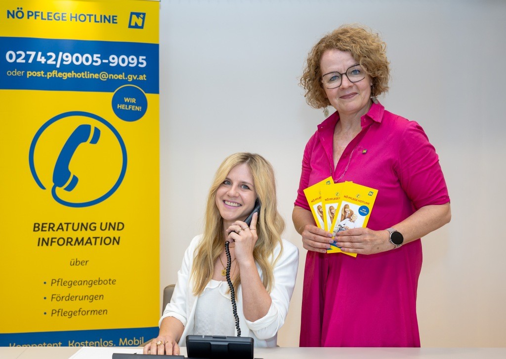 (v.l.n.r.): Ines Frank von der Pflegehotline und Sozial-Landesrätin Christiane Teschl-Hofmeister (Foto: NLK Filzwieser)