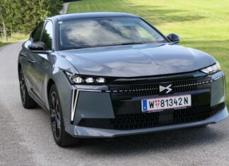 Pariser Avantgarde für die Straße: DS N°4 Hybrid im Test Der DS N°4 Hybrid 145 besticht im Guten Tag Österreich Autotest durch seine scharfe Linienführung und die markante Lichtsignatur (Foto: Thomas Resch)