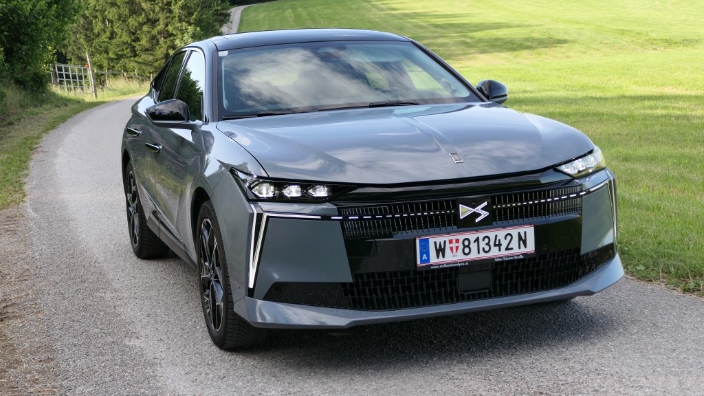Der DS N°4 Hybrid 145 besticht im Guten Tag Österreich Autotest durch seine scharfe Linienführung und die markante Lichtsignatur (Foto: Thomas Resch)