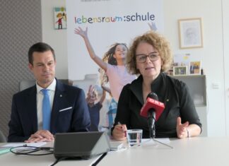 NÖ: Bilanz zum Schulschluss 2025/26 gezogen Pressegespräch zum Schuljahr 2025/26 in NÖ: Bildungslandesrätin Christiane Teschl-Hofmeister und Bildungsdirektor Karl Fritthum (Foto: Thomas Resch)