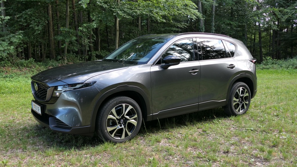 Mehr Präsenz, mehr Platz: Der neue Mazda CX-5 2026 Exclusive-Line glänzt im Guten Tag Österreich Autotest in der Sonderlackierung Machine Grey mit sportlichem Handling und hochmoderner Google built-in Architektur (Foto: Thomas Resch)