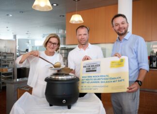 40 Jahre Landeshauptstadt – Ein historischer Sager kommt auf den Teller Landeshauptfrau Johanna Mikl-Leitner mit Küchenchef Dietmar Stamminger-Weis und Christoph Reiter-Havlicek, Leiter der Abteilung Gebäudeverwaltung des Amtes der NÖ Landesregierung (Foto: NLK Pfeiffer)