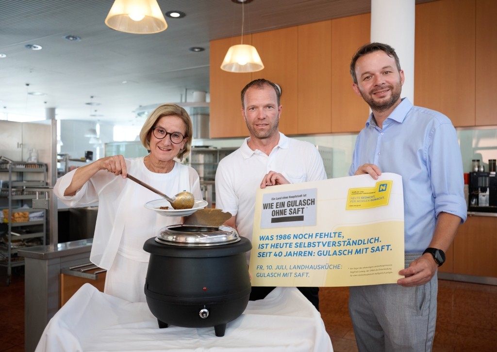 Landeshauptfrau Johanna Mikl-Leitner mit Küchenchef Dietmar Stamminger-Weis und Christoph Reiter-Havlicek, Leiter der Abteilung Gebäudeverwaltung des Amtes der NÖ Landesregierung (Foto: NLK Pfeiffer)