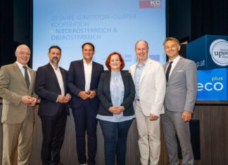 Erfolgsmodell seit 20 Jahren: NÖ und OÖ setzen im Kunststoff-Cluster auf Kooperation (v.l.n.r.): ecoplus Geschäftsführer Helmut Miernicki, Nationalratsabgeordneter Fritz Ofenauer, Roman Szeliga, Elfriede Hell, Geschäftsführerin HASCO Austria, Jürgen Miethlinger, Geschäftsführer Lenzing Plastics Gruppe und Werner Pamminger, Geschäftsführer Business Upper Austria