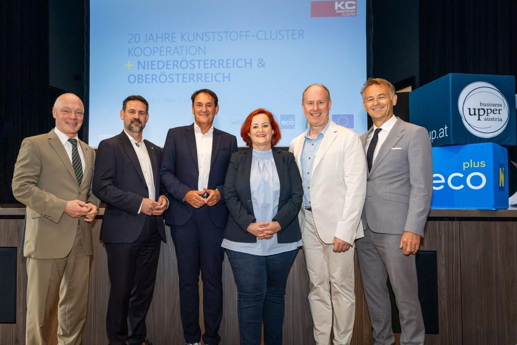 (v.l.n.r.): ecoplus Geschäftsführer Helmut Miernicki, Nationalratsabgeordneter Fritz Ofenauer, Roman Szeliga, Elfriede Hell, Geschäftsführerin HASCO Austria, Jürgen Miethlinger, Geschäftsführer Lenzing Plastics Gruppe und Werner Pamminger, Geschäftsführer Business Upper Austria
