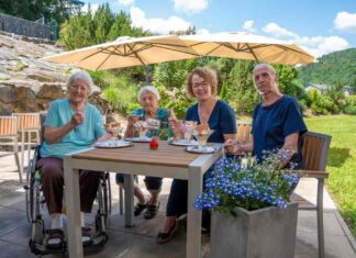 Vielfältiges Sommerprogramm in den NÖ Pflegezentren Im PBZ Gutenstein konnten Beatrix Hofkirchner, Maria Grabenweger und Franz Curin mit Landesrätin Christiane Teschl-Hofmeister ein gemeinsames Eis genießen