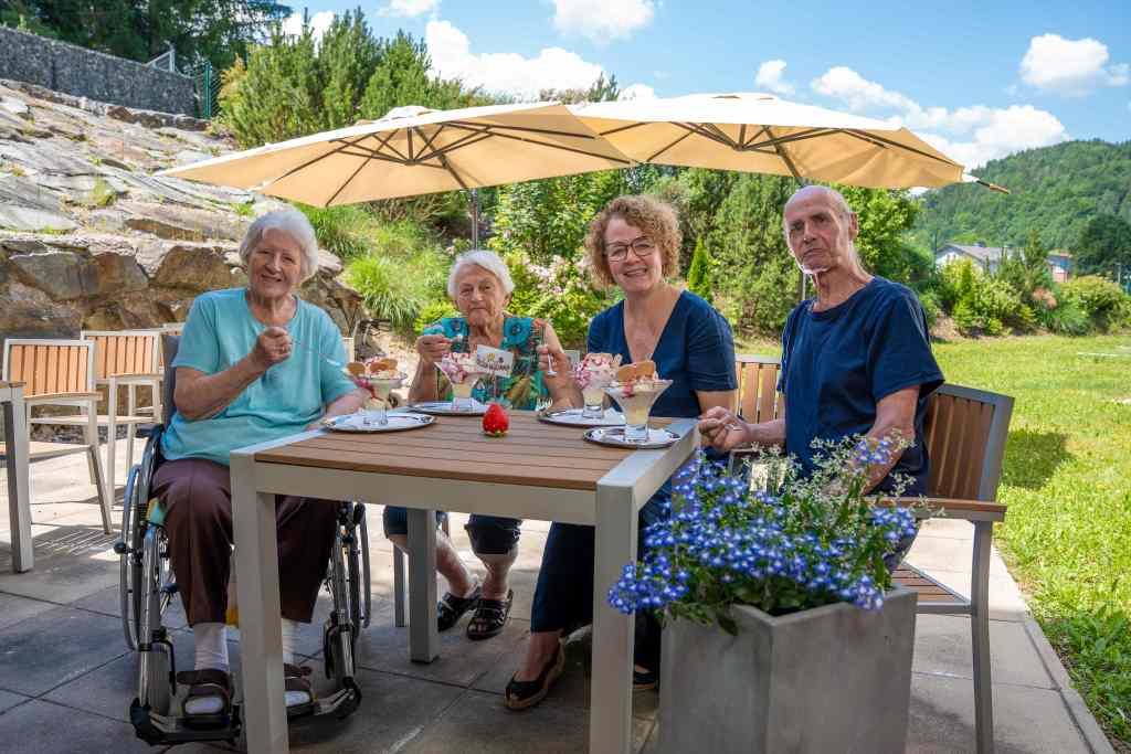 Im PBZ Gutenstein konnten Beatrix Hofkirchner, Maria Grabenweger und Franz Curin mit Landesrätin Christiane Teschl-Hofmeister ein gemeinsames Eis genießen