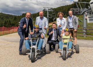 Erlebnisalm Mönichkirchen sorgt für Innovation und regionale Entwicklung (v.l.n.r.): stehend: ecoplus Prokurist Bernhard Ebner, Bürgermeister Mönichkirchen Andreas Graf, Bezirkshauptfrau Neunkirchen Alexandra Grabner-Fritz, Geschäftsführer ecoplus Alpin Markus Redl; sitzend: Geschäftsführer Erlebnisalm Mönichkirchen Ralf Eisenhut, ecoplus Aufsichtsratsvorsitzender KO Kurt Hackl und ein begeisterter Mountaincart-Fahrer