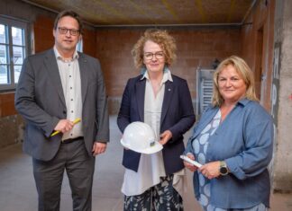 NÖ: Arbeitslose schaffen Wohnraum für Wohnungslose (v.l.n.r.): Abteilungsleiter Peter Neurauter, Wohnbau-Landesrätin Christiane Teschl-Hofmeister und Geschäftsführerin Patricia Grünauer beim Baustellenbesuch des Vorzeigeprojektes in der Daniel Gran Straße 41 in St. Pölten (Foto: NLK Khittl)