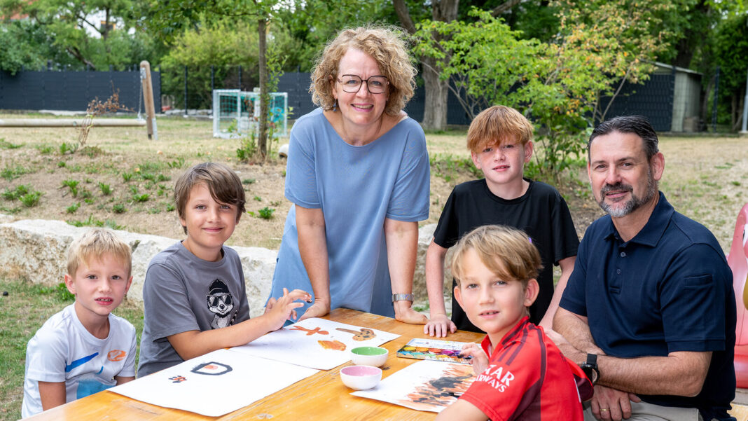 Familien-Landesrätin Christiane Teschl-Hofmeister und Bürgermeister der Marktgemeinde Markersdorf-Haindorf und Abgeordneter zum Nationalrat Friedrich Ofenauer mit Kindern der Ferienbetreuung