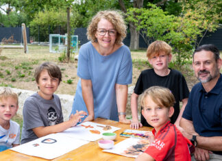 Gemeinden und Familienland NÖ bieten starke Ferienbetreuung Familien-Landesrätin Christiane Teschl-Hofmeister und Bürgermeister der Marktgemeinde Markersdorf-Haindorf und Abgeordneter zum Nationalrat Friedrich Ofenauer mit Kindern der Ferienbetreuung
