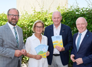 Investition in die Kultur: Ecoplus fördert Kurtheater Reichenau (v.l.n.r.): ecoplus Prokurist Bernhard Ebner, Landeshauptfrau Johanna Mikl-Leitner, Bürgermeister Johann Döller und ecoplus Geschäftsführer Helmut Miernicki