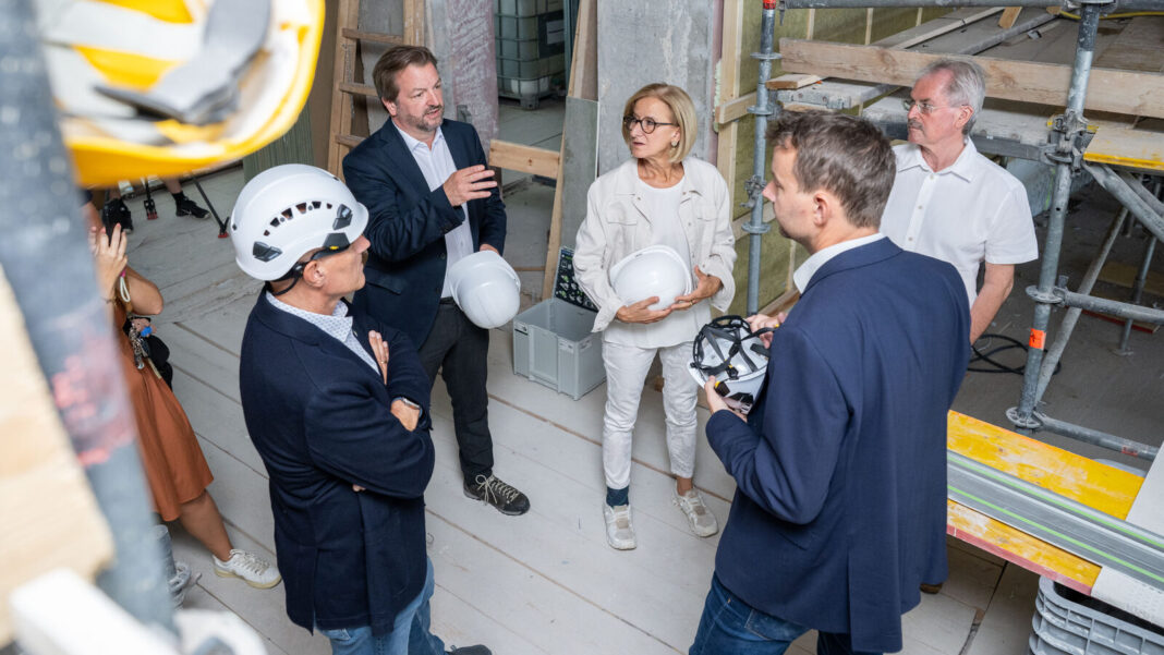 Im Gespräch: Landtagsdirektor Thomas Obernosterer, Landeshauptfrau Johanna Mikl-Leitner, Landtagspräsident Karl Wilfing und Abteilungsleiter Christoph Reiter