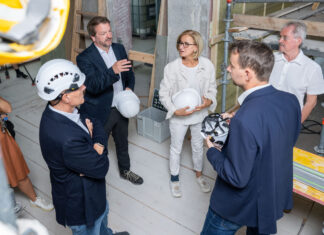 NÖ Landtagssitzungssaal: Sanierung im Zeitplan Im Gespräch: Landtagsdirektor Thomas Obernosterer, Landeshauptfrau Johanna Mikl-Leitner, Landtagspräsident Karl Wilfing und Abteilungsleiter Christoph Reiter