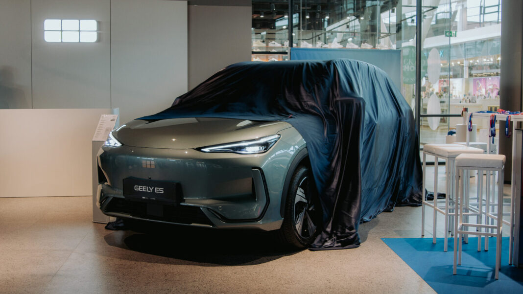 Mit dem vollelektrischen GEELY E5 und dem Plug-in-Hybrid GEELY STARRAY EM-i startet Geely Auto in Österreich