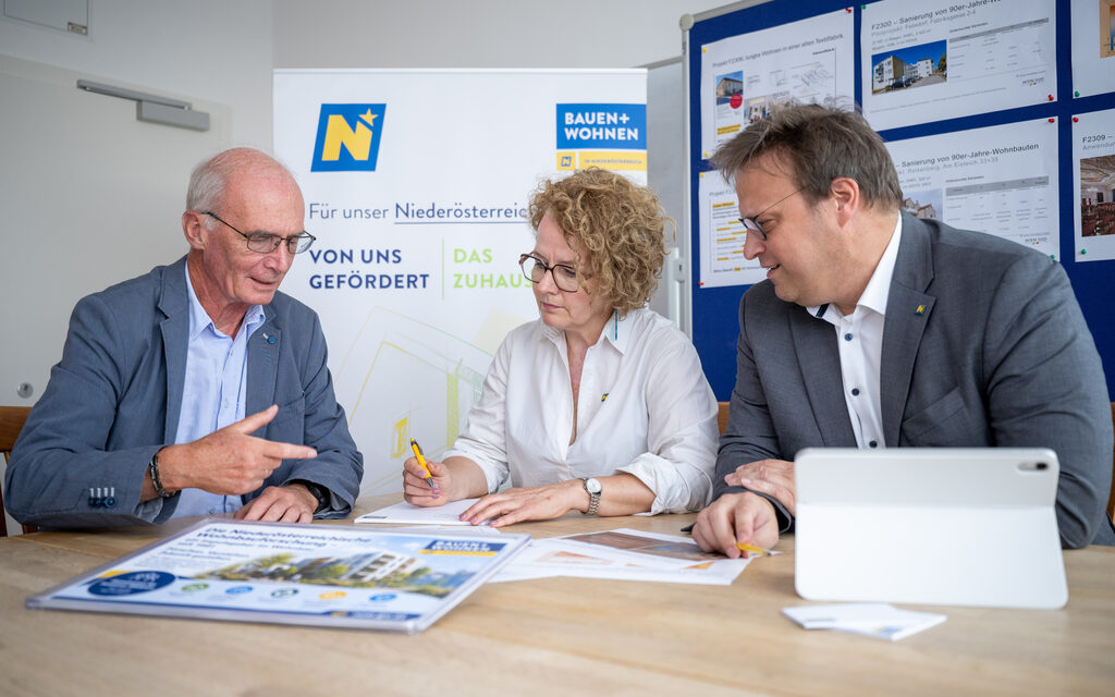 (v.l.n.r.): Projektbegleiter Andreas Windsperger, Wohnbau-Landesrätin Christiane Teschl-Hofmeister und Abteilungsleiter Peter Neurauter