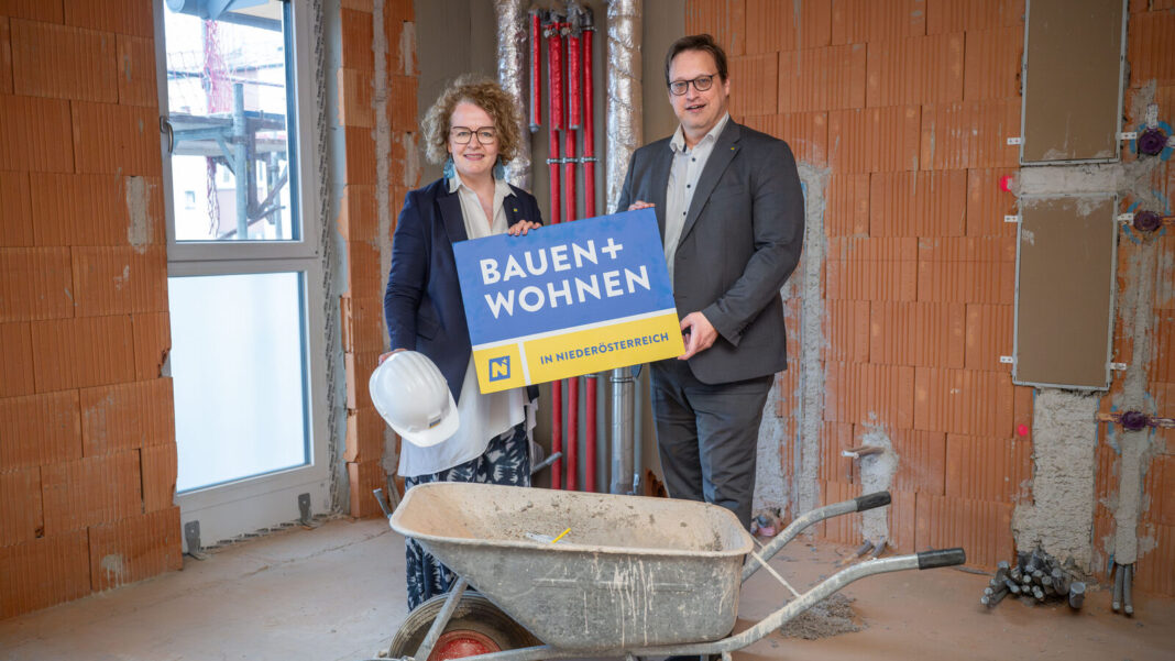 (v.l.n.r.): Wohnbau-Landesrätin Christiane Teschl-Hofmeister und Abteilungsleiter Peter Neurauter