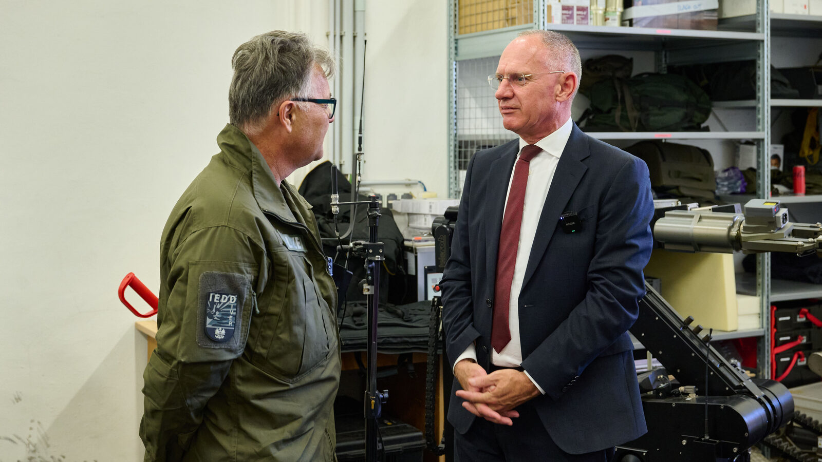 Innenminister Gerhard Karner übergab am 23. Juli 2026 acht neue Bombenschutzanzüge an den Entschärfungsdienst der Direktion Spezialeinheiten/EKO Cobra