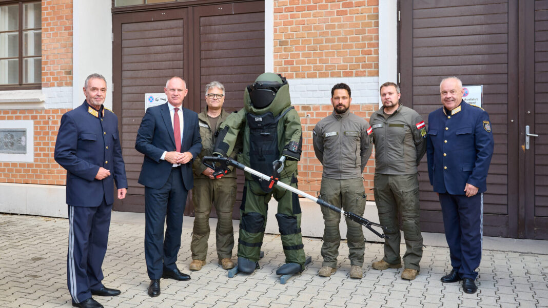 Neue Bombenschutzanzüge für zusätzlichen Schutz der Entschärfer