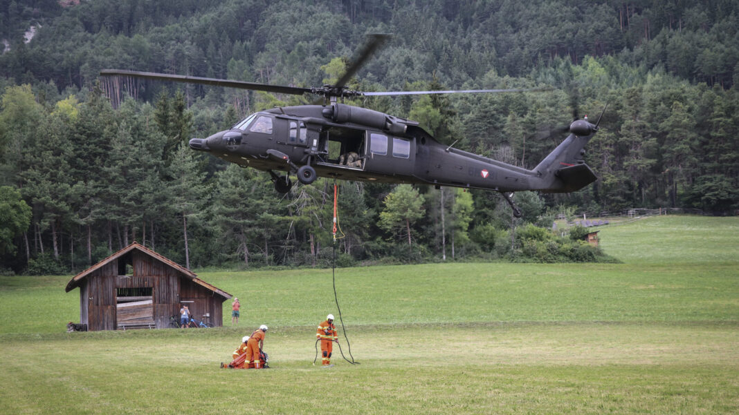 Bundesheerhubschrauber beim Auffüllen ihrer Löschwasserbehälter
