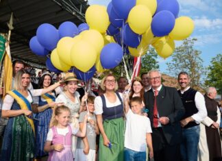 LH Mikl-Leitner eröffnet 70. Großheurigen Pfaffstätten Eröffnung 70. Großheuriger Pfaffstätten (v.l.n.r.): Die designierte und die amtierende Weinkönigin Pfaffstätten, Luisa und Amanda, Carmen Jeitler-Cincelli (Bürgermeisterin Baden), Landeshauptfrau Johanna Mikl-Leitner, NÖ Weinkönigin Marie Huber, Christoph Kainz (Bürgermeister Pfaffstätten) und Landrat Alexander Legler (Vertreter Partnergemeinde Alzenau-Hörstein) Foto: NLK Pfeiffer