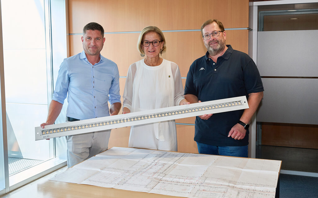 Landeshauptfrau Johanna Mikl-Leitner mit Johannes Blasl (l.) und Stefan Prichenfried (r.), Abteilung Gebäude- und Liegenschaftsmanagement.