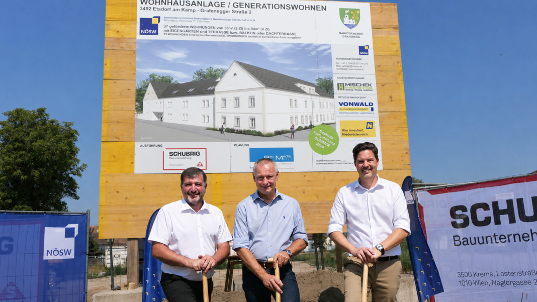 (v.l.n.r.): Landtagsabgeordneter Josef Edlinger (ÖVP), Bürgermeister Ing. Manfred Denk und Hannes Kaiser, Geschäftsführer der NÖSW beim Spatenstich in Etsdorf am Kamp (Foto: Thomas Resch)