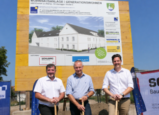 Etsdorf am Kamp: Baustart für 37 geförderte Wohnungen (v.l.n.r.): Landtagsabgeordneter Josef Edlinger (ÖVP), Bürgermeister Ing. Manfred Denk und Hannes Kaiser, Geschäftsführer der NÖSW beim Spatenstich in Etsdorf am Kamp (Foto: Thomas Resch)